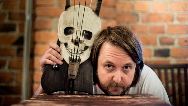 Pekko Käppi soittaa perinnejouhikkoaan fuzz-pedaalin läpi